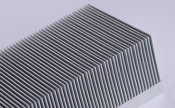 半導(dǎo)體制冷鏟齒散熱器 半導(dǎo)體制冷鏟齒散熱器