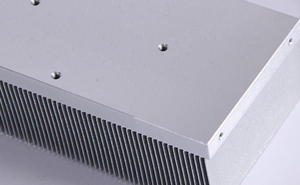 半導(dǎo)體制冷鏟齒散熱器 半導(dǎo)體制冷鏟齒散熱器